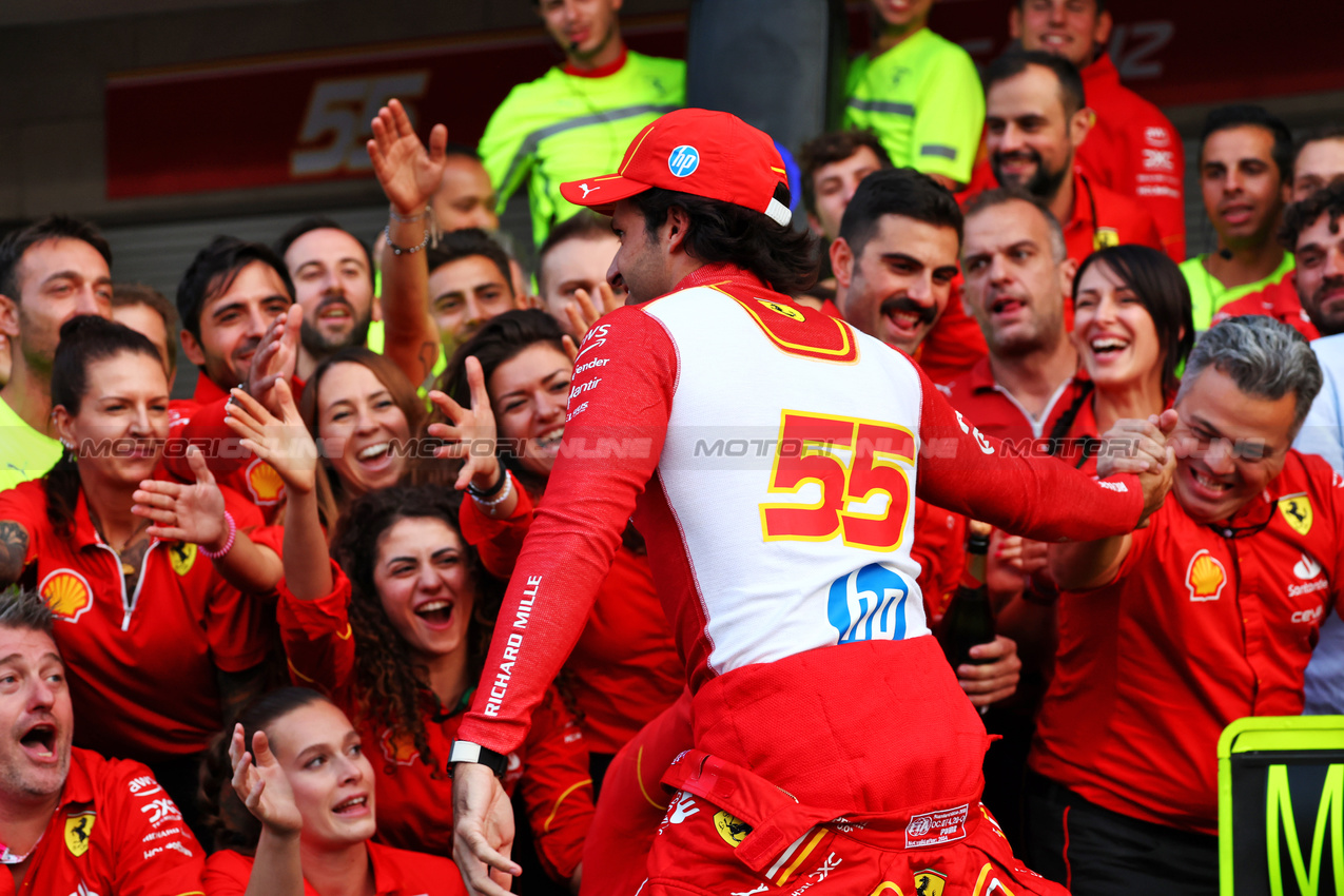 GP MESSICO, Gara winner Carlos Sainz Jr (ESP) Ferrari celebrates with the team.

27.10.2024. Formula 1 World Championship, Rd 20, Mexican Grand Prix, Mexico City, Mexico, Gara Day.

 - www.xpbimages.com, EMail: requests@xpbimages.com © Copyright: Coates / XPB Images