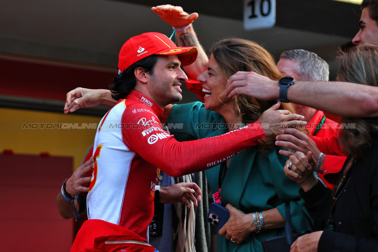 GP MESSICO, Gara winner Carlos Sainz Jr (ESP) Ferrari celebrates with girlfriend Rebecca Donaldson (GBR).

27.10.2024. Formula 1 World Championship, Rd 20, Mexican Grand Prix, Mexico City, Mexico, Gara Day.

 - www.xpbimages.com, EMail: requests@xpbimages.com © Copyright: Coates / XPB Images