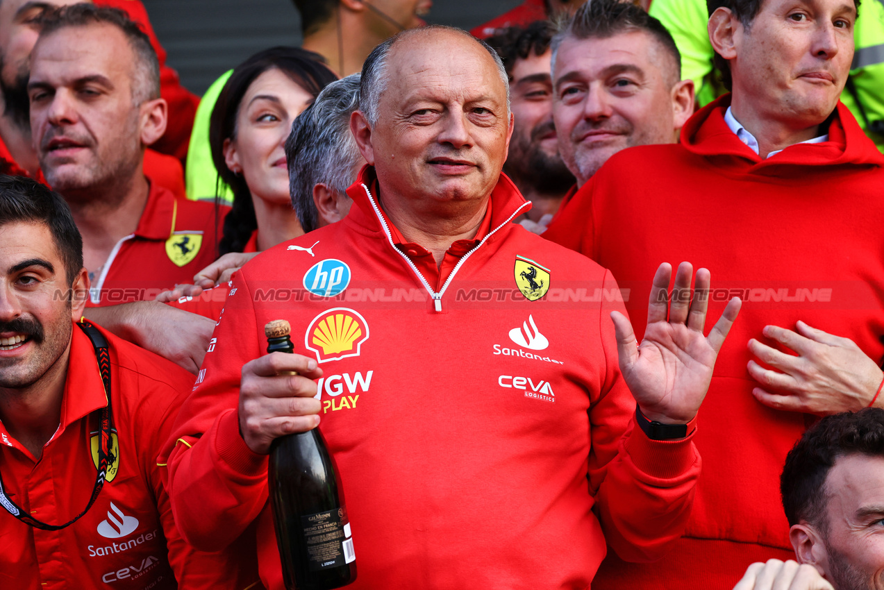 GP MESSICO, Frederic Vasseur (FRA) Ferrari Team Principal celebrates with the team.

27.10.2024. Formula 1 World Championship, Rd 20, Mexican Grand Prix, Mexico City, Mexico, Gara Day.

 - www.xpbimages.com, EMail: requests@xpbimages.com © Copyright: Coates / XPB Images