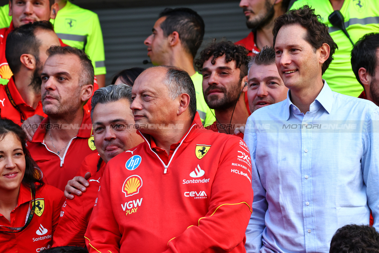 GP MESSICO, Frederic Vasseur (FRA) Ferrari Team Principal e John Elkann (ITA) FIAT Chrysler Automobiles Chairman celebrate with the team.

27.10.2024. Formula 1 World Championship, Rd 20, Mexican Grand Prix, Mexico City, Mexico, Gara Day.

 - www.xpbimages.com, EMail: requests@xpbimages.com © Copyright: Coates / XPB Images