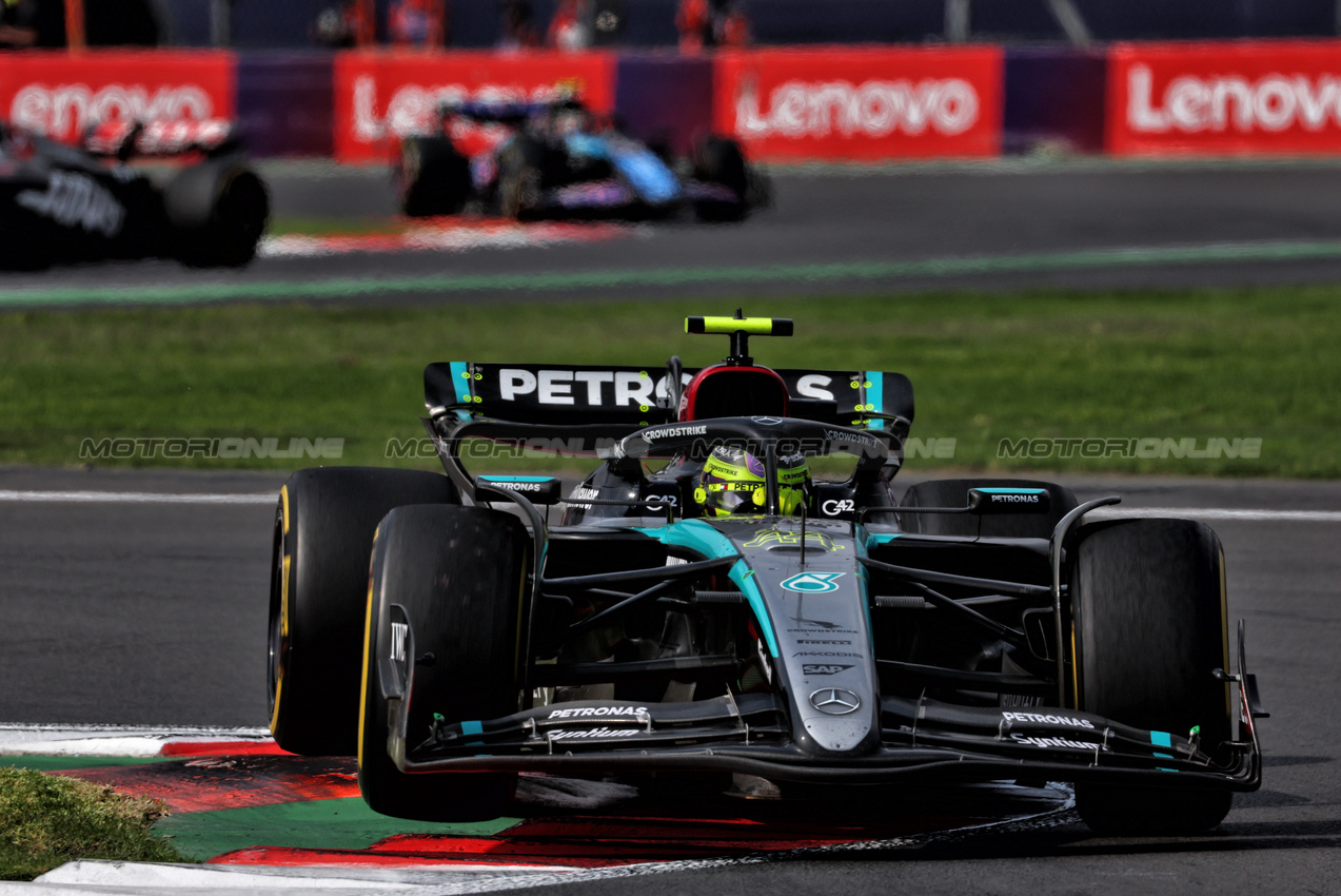 GP MESSICO, Lewis Hamilton (GBR) Mercedes AMG F1 W15.

27.10.2024. Formula 1 World Championship, Rd 20, Mexican Grand Prix, Mexico City, Mexico, Gara Day.

 - www.xpbimages.com, EMail: requests@xpbimages.com © Copyright: Coates / XPB Images