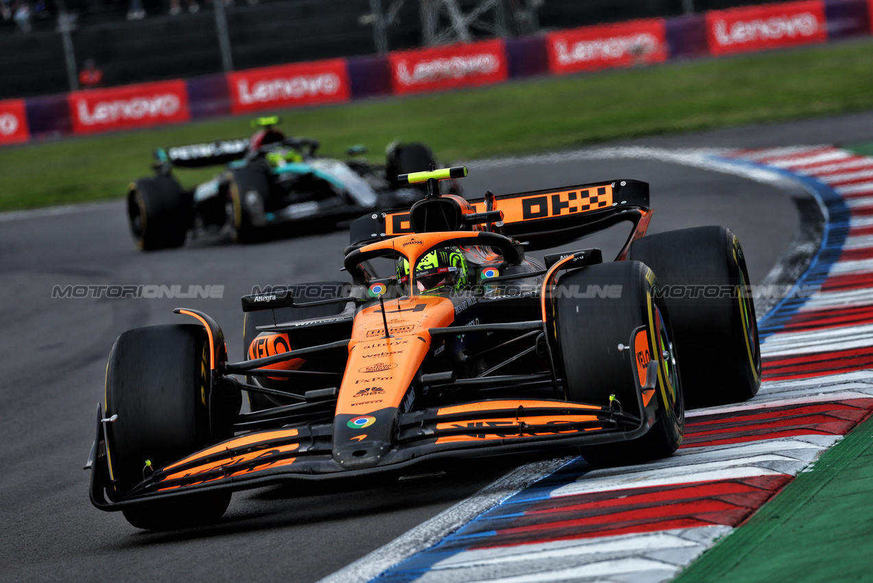 GP MESSICO, Lando Norris (GBR) McLaren MCL38.

27.10.2024. Formula 1 World Championship, Rd 20, Mexican Grand Prix, Mexico City, Mexico, Gara Day.

 - www.xpbimages.com, EMail: requests@xpbimages.com © Copyright: Coates / XPB Images