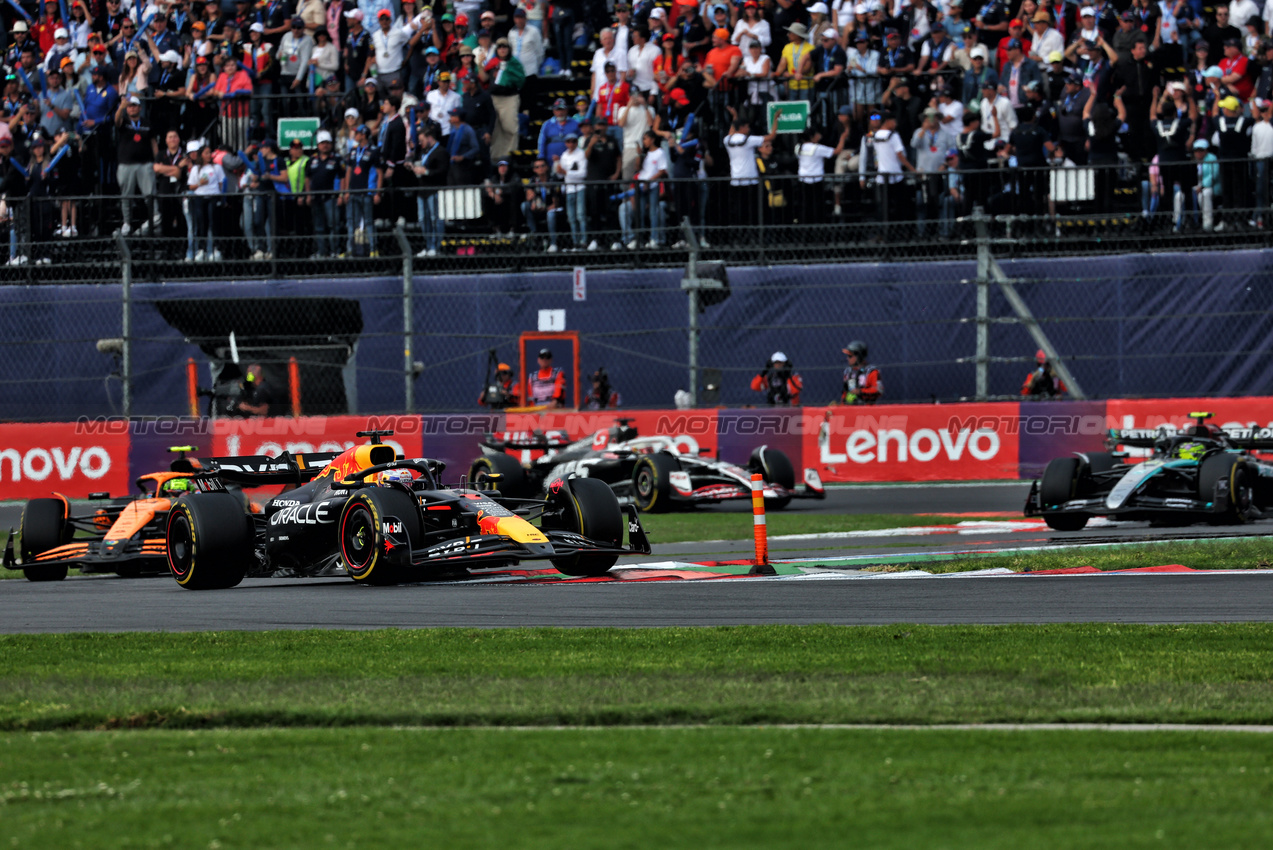 GP MESSICO, Max Verstappen (NLD) Red Bull Racing RB20.

27.10.2024. Formula 1 World Championship, Rd 20, Mexican Grand Prix, Mexico City, Mexico, Gara Day.

 - www.xpbimages.com, EMail: requests@xpbimages.com © Copyright: Coates / XPB Images