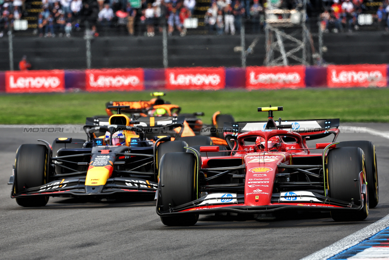 GP MESSICO, Carlos Sainz Jr (ESP) Ferrari SF-24 davanti a Max Verstappen (NLD) Red Bull Racing RB20.

27.10.2024. Formula 1 World Championship, Rd 20, Mexican Grand Prix, Mexico City, Mexico, Gara Day.

 - www.xpbimages.com, EMail: requests@xpbimages.com © Copyright: Coates / XPB Images