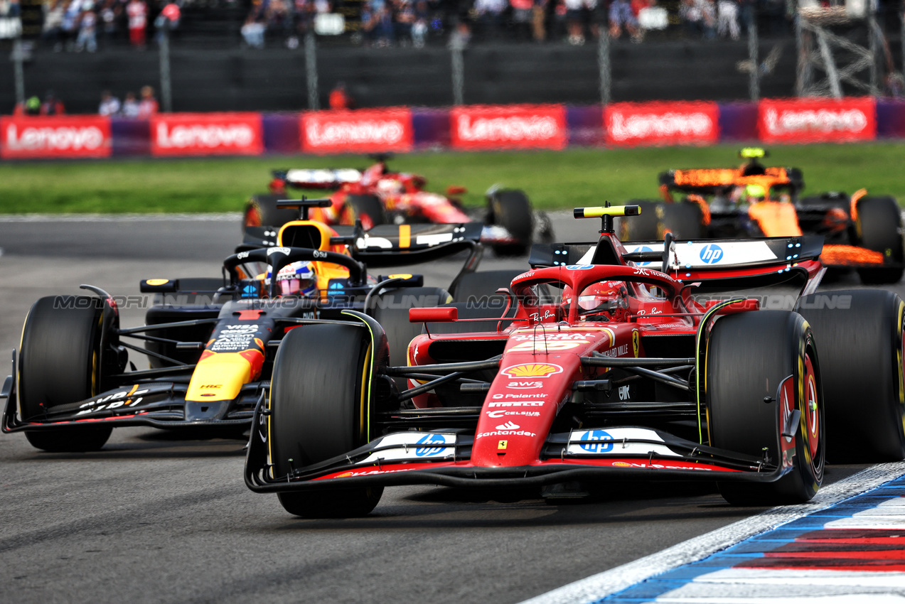 GP MESSICO, Carlos Sainz Jr (ESP) Ferrari SF-24 davanti a Max Verstappen (NLD) Red Bull Racing RB20.

27.10.2024. Formula 1 World Championship, Rd 20, Mexican Grand Prix, Mexico City, Mexico, Gara Day.

 - www.xpbimages.com, EMail: requests@xpbimages.com © Copyright: Coates / XPB Images