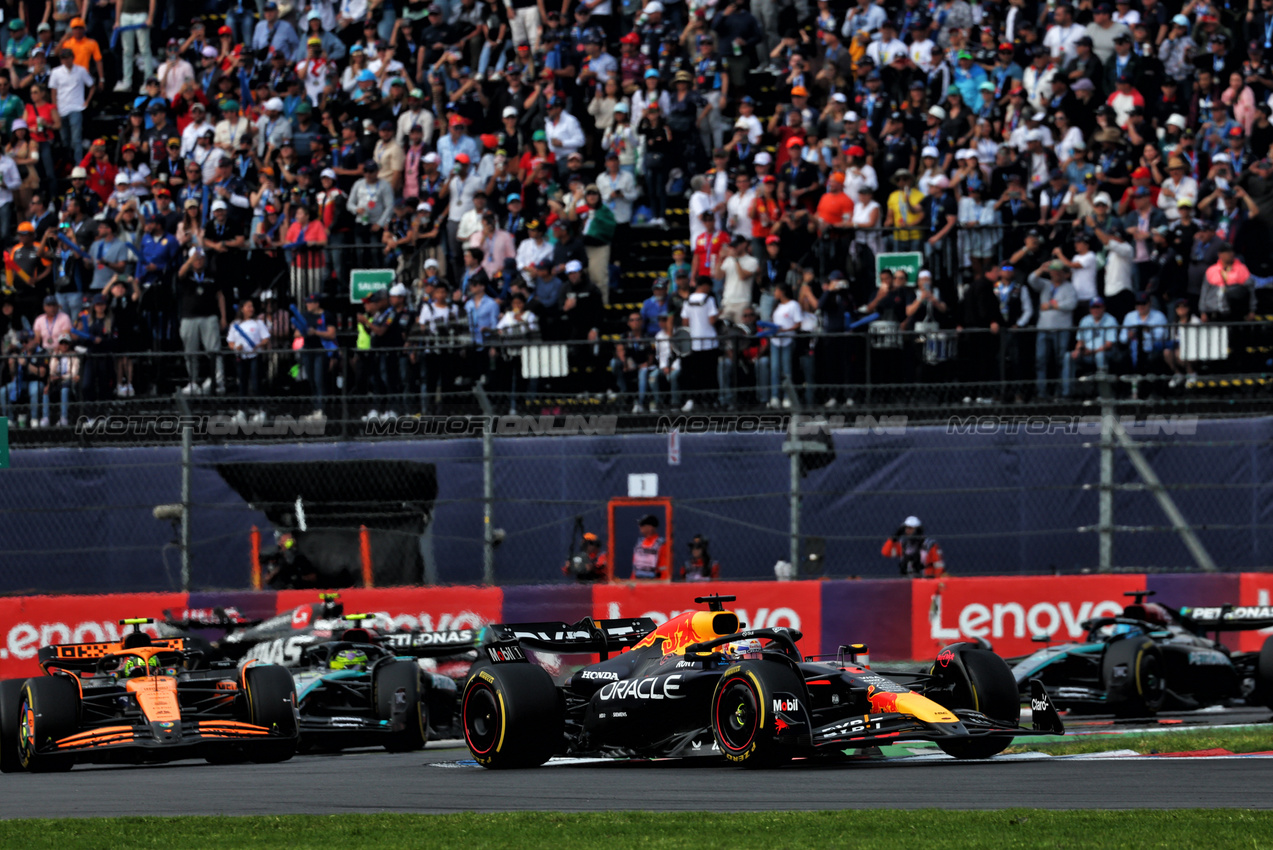 GP MESSICO, Max Verstappen (NLD) Red Bull Racing RB20.

27.10.2024. Formula 1 World Championship, Rd 20, Mexican Grand Prix, Mexico City, Mexico, Gara Day.

 - www.xpbimages.com, EMail: requests@xpbimages.com © Copyright: Coates / XPB Images