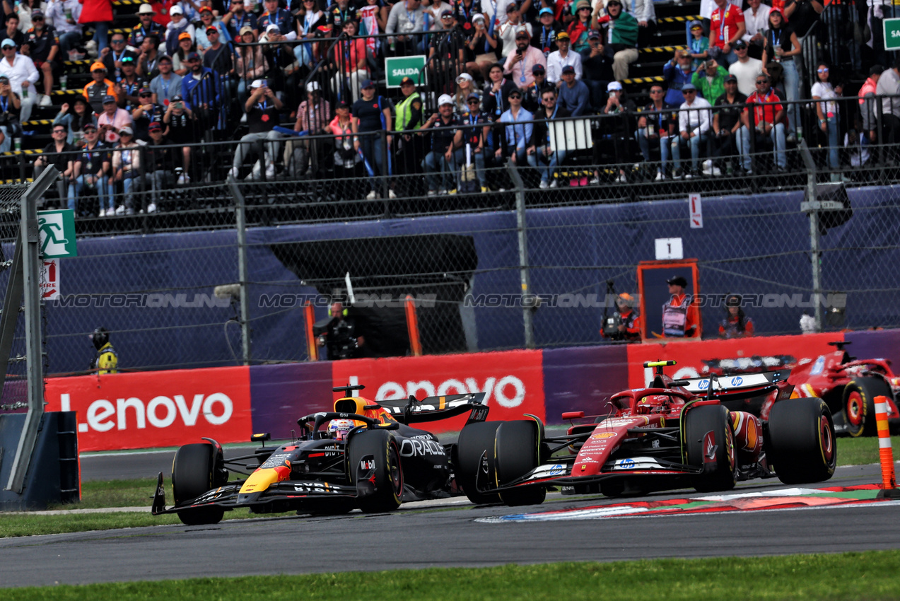 GP MESSICO, Max Verstappen (NLD) Red Bull Racing RB20 e Carlos Sainz Jr (ESP) Ferrari SF-24 battle for position.

27.10.2024. Formula 1 World Championship, Rd 20, Mexican Grand Prix, Mexico City, Mexico, Gara Day.

 - www.xpbimages.com, EMail: requests@xpbimages.com © Copyright: Coates / XPB Images