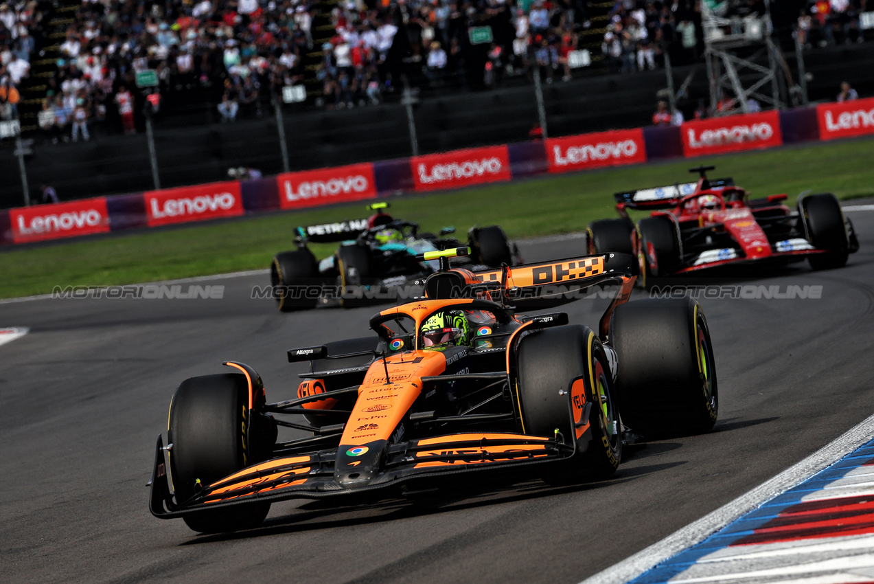 GP MESSICO, Lando Norris (GBR) McLaren MCL38.

27.10.2024. Formula 1 World Championship, Rd 20, Mexican Grand Prix, Mexico City, Mexico, Gara Day.

 - www.xpbimages.com, EMail: requests@xpbimages.com © Copyright: Coates / XPB Images