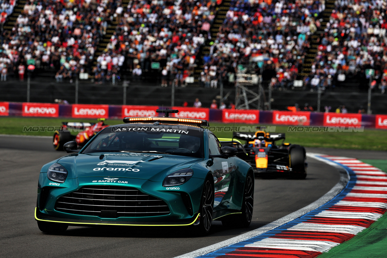 GP MESSICO, Max Verstappen (NLD) Red Bull Racing RB20 davanti a behind the Aston Martin FIA Safety Car.

27.10.2024. Formula 1 World Championship, Rd 20, Mexican Grand Prix, Mexico City, Mexico, Gara Day.

 - www.xpbimages.com, EMail: requests@xpbimages.com © Copyright: Coates / XPB Images