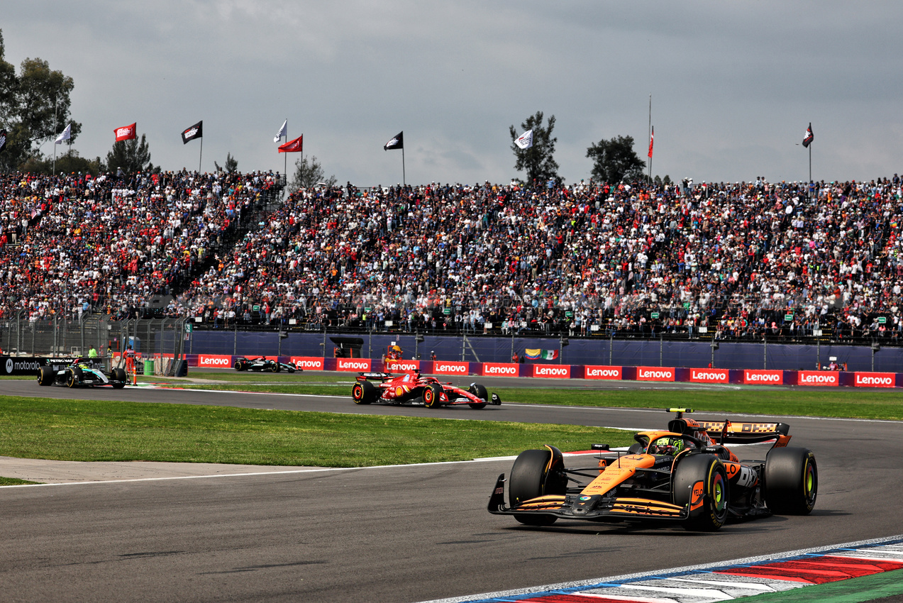 GP MESSICO, Lando Norris (GBR) McLaren MCL38.

27.10.2024. Formula 1 World Championship, Rd 20, Mexican Grand Prix, Mexico City, Mexico, Gara Day.

 - www.xpbimages.com, EMail: requests@xpbimages.com © Copyright: Coates / XPB Images