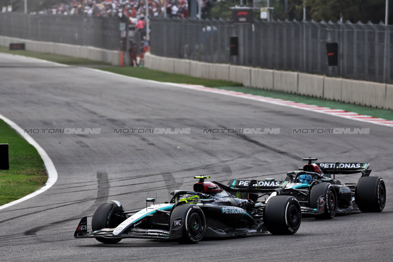 GP MESSICO, Lewis Hamilton (GBR) Mercedes AMG F1 W15 e George Russell (GBR) Mercedes AMG F1 W15 battle for position.

27.10.2024. Formula 1 World Championship, Rd 20, Mexican Grand Prix, Mexico City, Mexico, Gara Day.

 - www.xpbimages.com, EMail: requests@xpbimages.com © Copyright: Coates / XPB Images