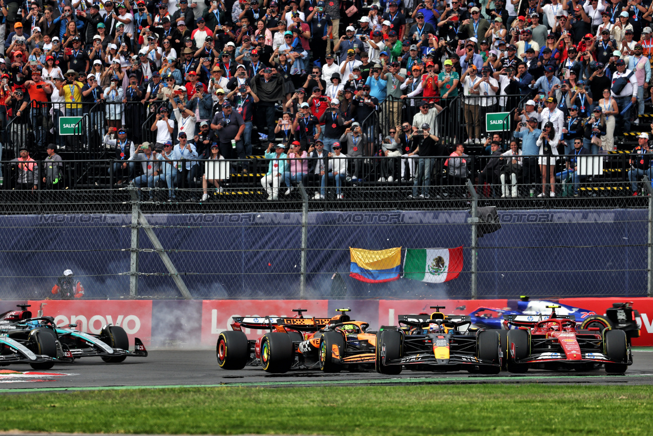 GP MESSICO, Max Verstappen (NLD) Red Bull Racing RB20 e Carlos Sainz Jr (ESP) Ferrari SF-24 lead at the partenza of the race as Yuki Tsunoda (JPN) RB VCARB 01 crashes.

27.10.2024. Formula 1 World Championship, Rd 20, Mexican Grand Prix, Mexico City, Mexico, Gara Day.

 - www.xpbimages.com, EMail: requests@xpbimages.com © Copyright: Coates / XPB Images