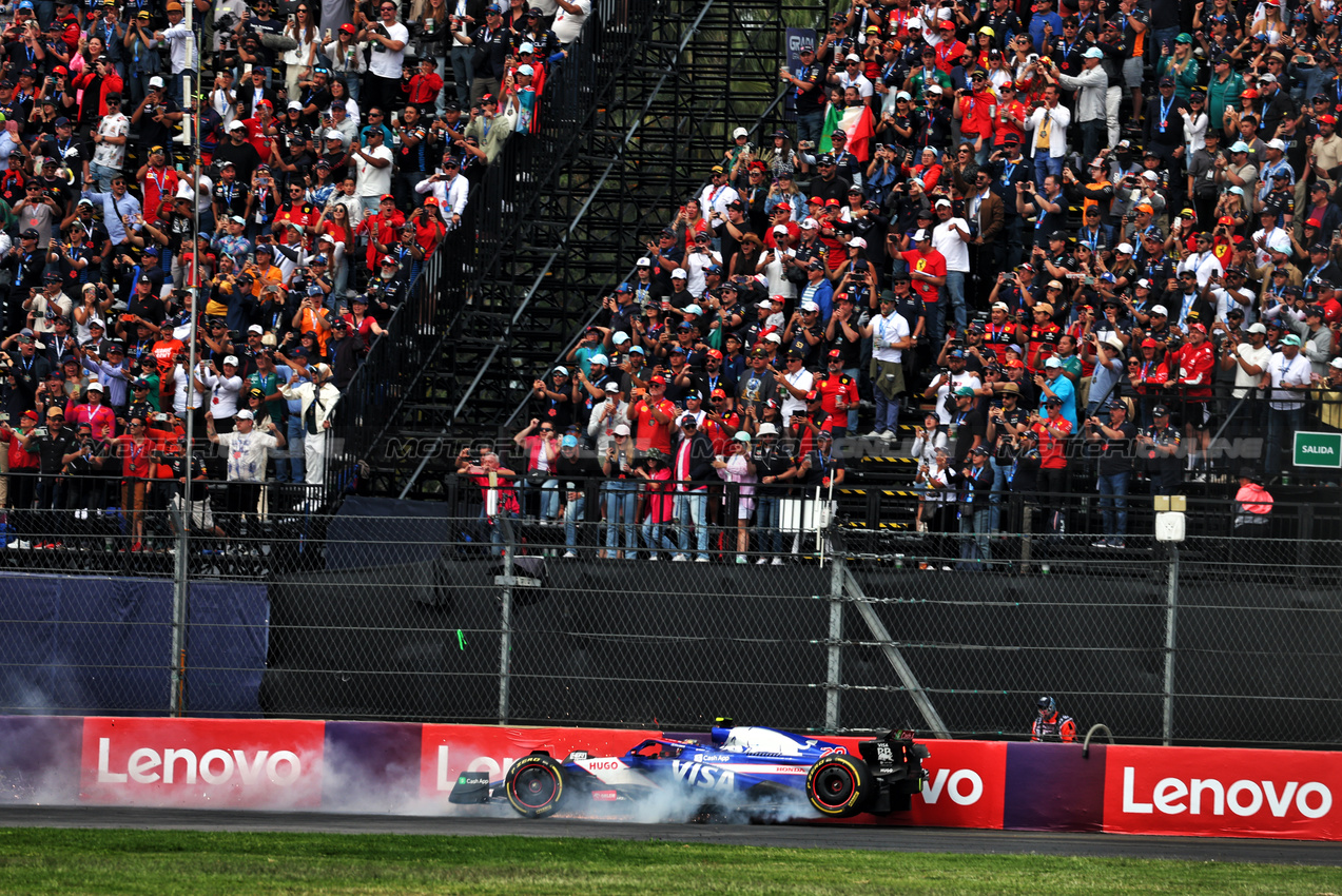 GP MESSICO, Yuki Tsunoda (JPN) RB VCARB 01 crashes at the partenza of the race.

27.10.2024. Formula 1 World Championship, Rd 20, Mexican Grand Prix, Mexico City, Mexico, Gara Day.

 - www.xpbimages.com, EMail: requests@xpbimages.com © Copyright: Coates / XPB Images