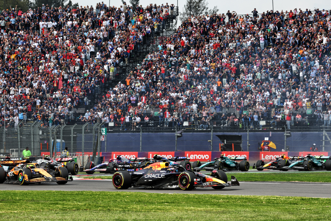 GP MESSICO, Max Verstappen (NLD) Red Bull Racing RB20 davanti a at the partenza of the race.

27.10.2024. Formula 1 World Championship, Rd 20, Mexican Grand Prix, Mexico City, Mexico, Gara Day.

 - www.xpbimages.com, EMail: requests@xpbimages.com © Copyright: Coates / XPB Images