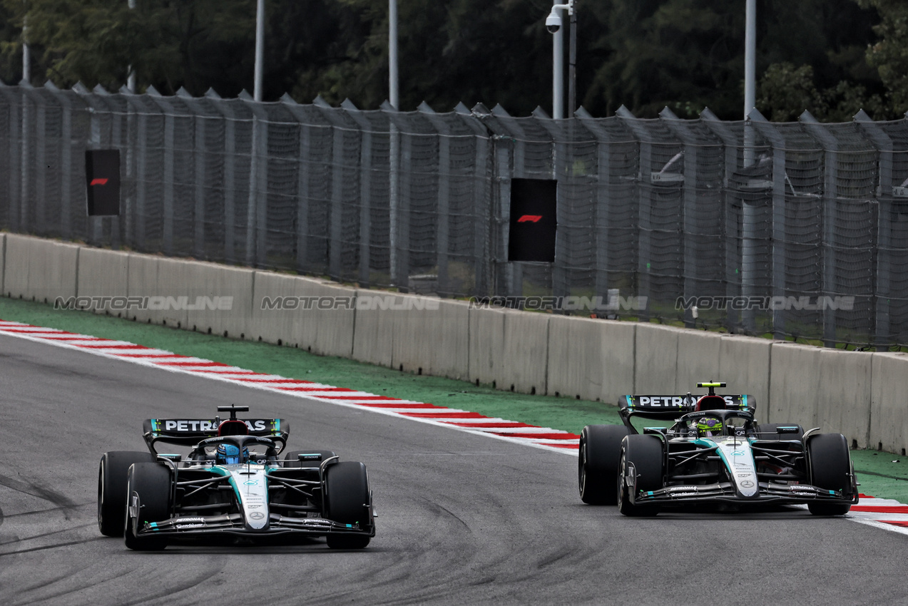 GP MESSICO, George Russell (GBR) Mercedes AMG F1 W15 e Lewis Hamilton (GBR) Mercedes AMG F1 W15 battle for position.

27.10.2024. Formula 1 World Championship, Rd 20, Mexican Grand Prix, Mexico City, Mexico, Gara Day.

 - www.xpbimages.com, EMail: requests@xpbimages.com © Copyright: Coates / XPB Images