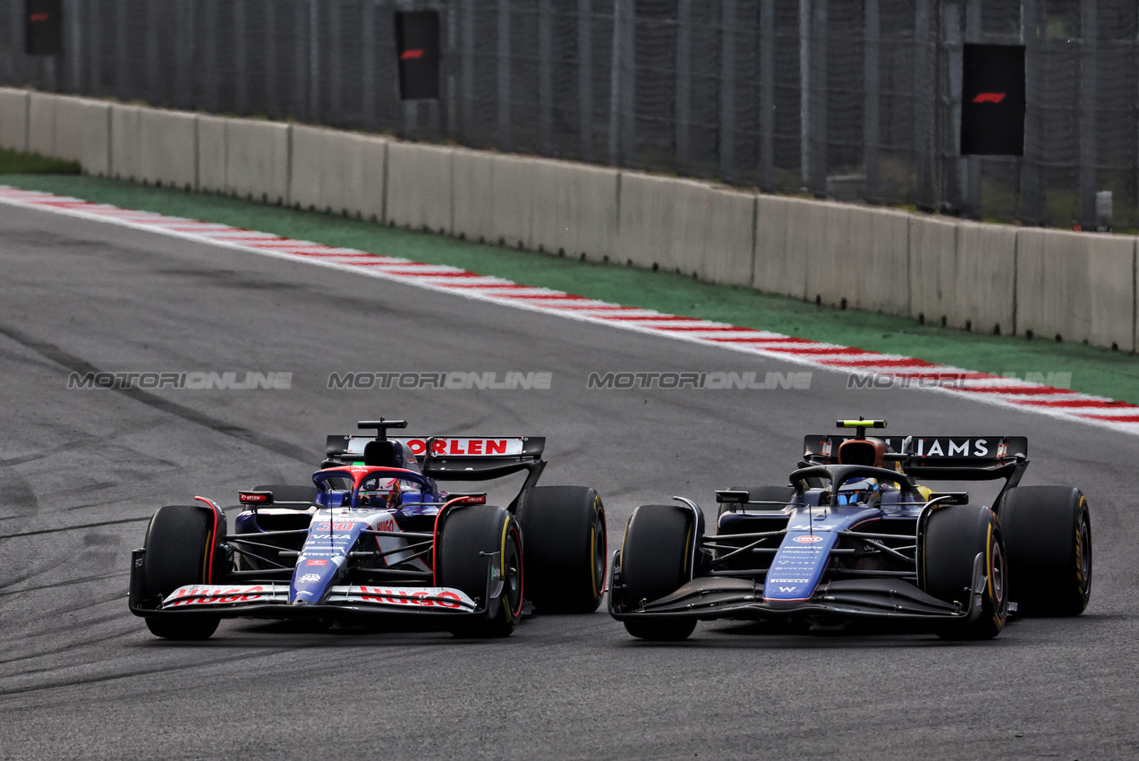 GP MESSICO, Liam Lawson (NZL) RB VCARB 01 e Franco Colapinto (ARG) Williams Racing FW46 battle for position.

27.10.2024. Formula 1 World Championship, Rd 20, Mexican Grand Prix, Mexico City, Mexico, Gara Day.

 - www.xpbimages.com, EMail: requests@xpbimages.com © Copyright: Coates / XPB Images