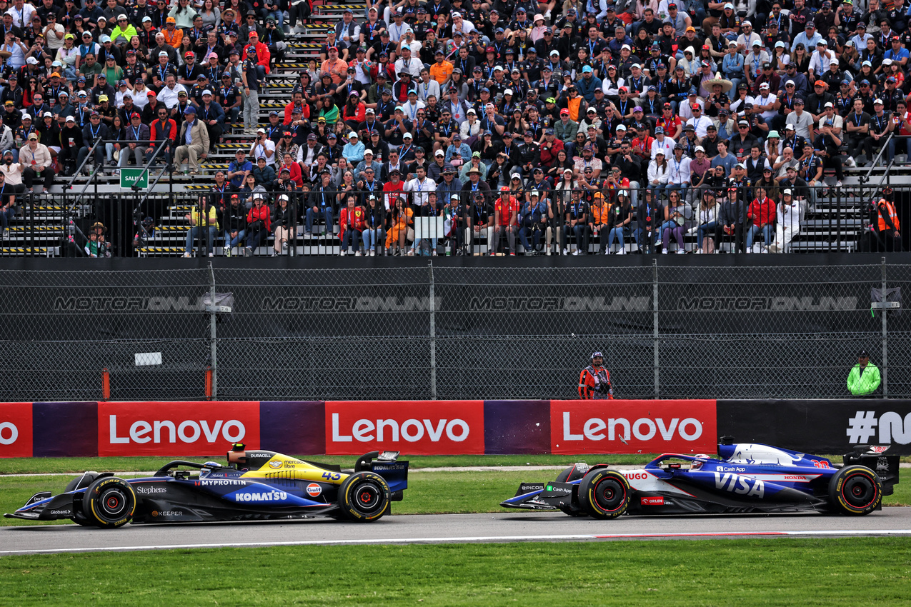 GP MESSICO, Liam Lawson (NZL) RB VCARB 01 e Franco Colapinto (ARG) Williams Racing FW46 battle for position, making contact.

27.10.2024. Formula 1 World Championship, Rd 20, Mexican Grand Prix, Mexico City, Mexico, Gara Day.

 - www.xpbimages.com, EMail: requests@xpbimages.com © Copyright: Coates / XPB Images