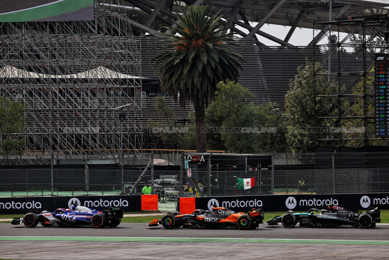 GP MESSICO, Liam Lawson (NZL) RB VCARB 01 e Oscar Piastri (AUS) McLaren MCL38 battle for position.

27.10.2024. Formula 1 World Championship, Rd 20, Mexican Grand Prix, Mexico City, Mexico, Gara Day.

 - www.xpbimages.com, EMail: requests@xpbimages.com © Copyright: Coates / XPB Images