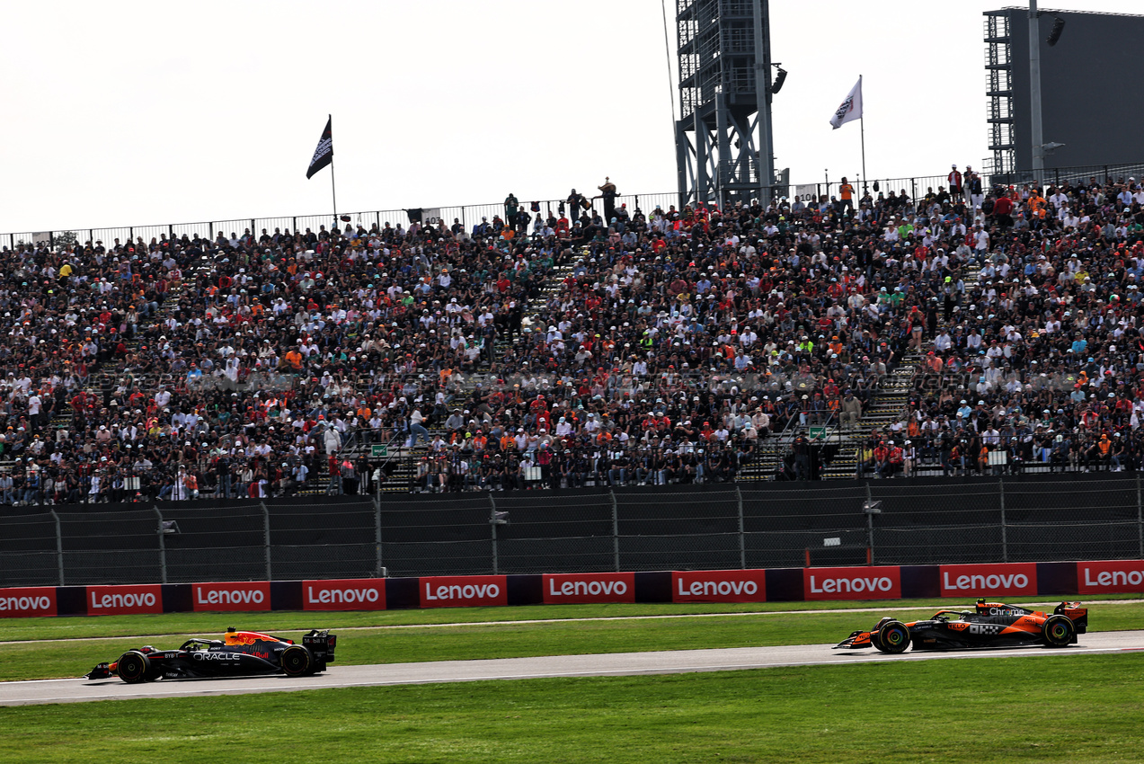 GP MESSICO, Max Verstappen (NLD) Red Bull Racing RB20 davanti a Lando Norris (GBR) McLaren MCL38.

27.10.2024. Formula 1 World Championship, Rd 20, Mexican Grand Prix, Mexico City, Mexico, Gara Day.

 - www.xpbimages.com, EMail: requests@xpbimages.com © Copyright: Coates / XPB Images