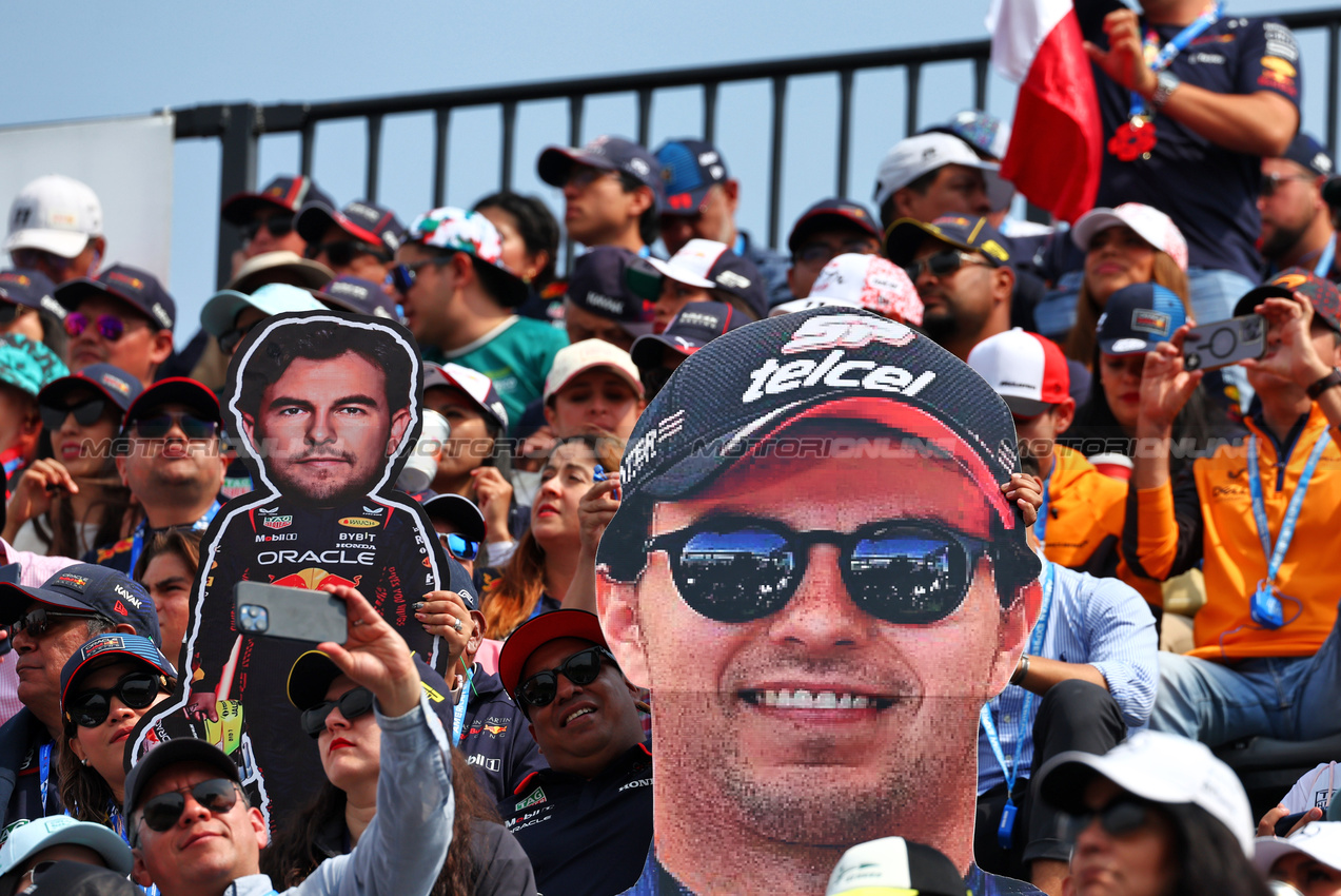 GP MESSICO, Circuit Atmosfera - fans in the grandstand.

27.10.2024. Formula 1 World Championship, Rd 20, Mexican Grand Prix, Mexico City, Mexico, Gara Day.

 - www.xpbimages.com, EMail: requests@xpbimages.com © Copyright: Coates / XPB Images