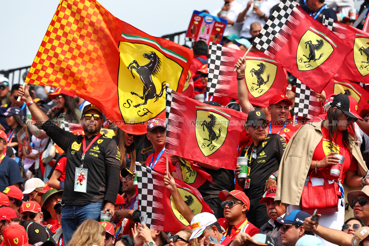 GP MESSICO, Circuit Atmosfera - fans in the grandstand.

27.10.2024. Formula 1 World Championship, Rd 20, Mexican Grand Prix, Mexico City, Mexico, Gara Day.

 - www.xpbimages.com, EMail: requests@xpbimages.com © Copyright: Coates / XPB Images