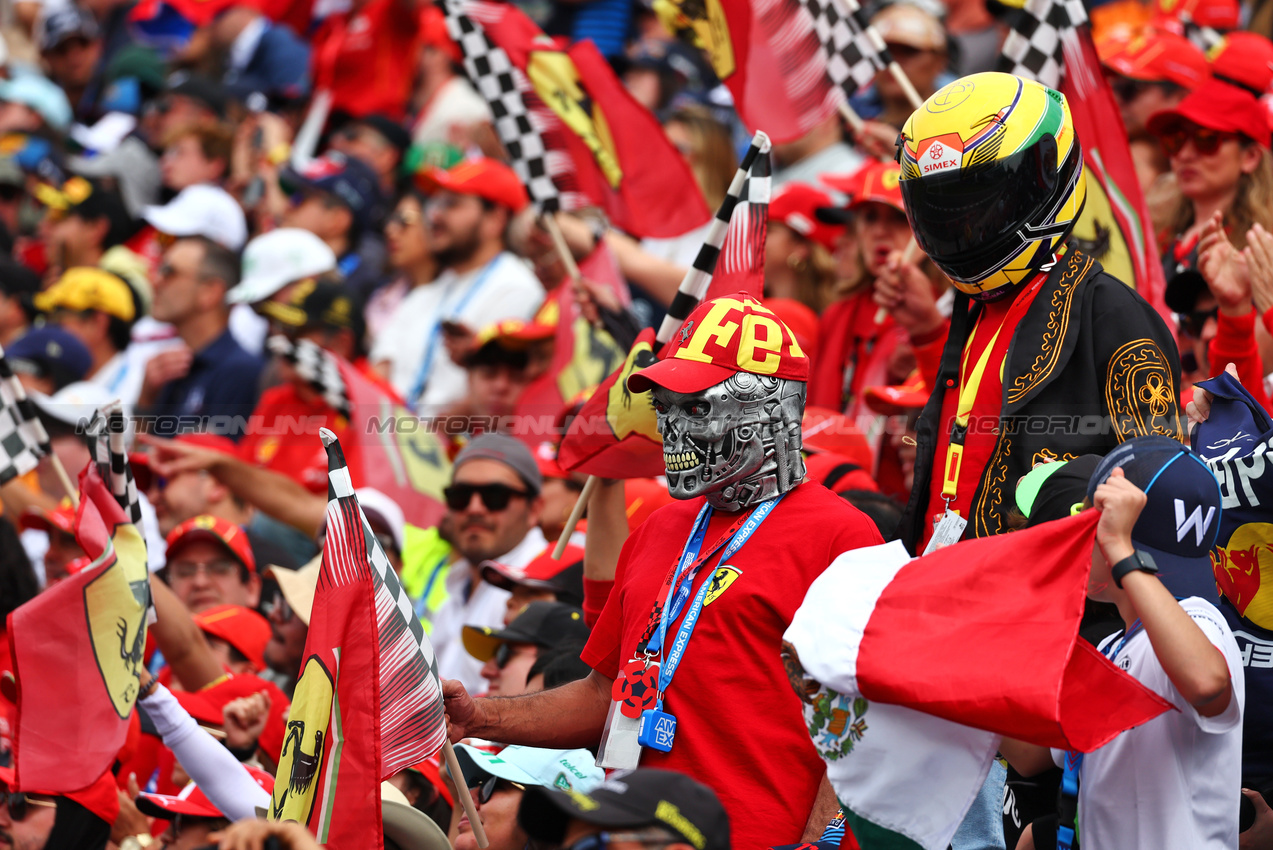 GP MESSICO, Circuit Atmosfera - fans in the grandstand.

27.10.2024. Formula 1 World Championship, Rd 20, Mexican Grand Prix, Mexico City, Mexico, Gara Day.

 - www.xpbimages.com, EMail: requests@xpbimages.com © Copyright: Coates / XPB Images