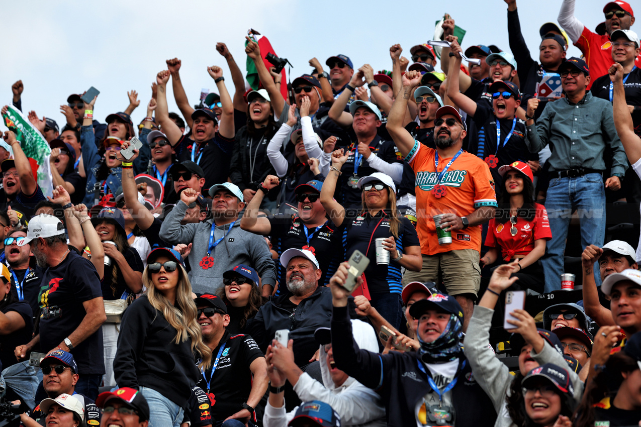 GP MESSICO, Circuit Atmosfera - fans in the grandstand.

27.10.2024. Formula 1 World Championship, Rd 20, Mexican Grand Prix, Mexico City, Mexico, Gara Day.

 - www.xpbimages.com, EMail: requests@xpbimages.com © Copyright: Coates / XPB Images