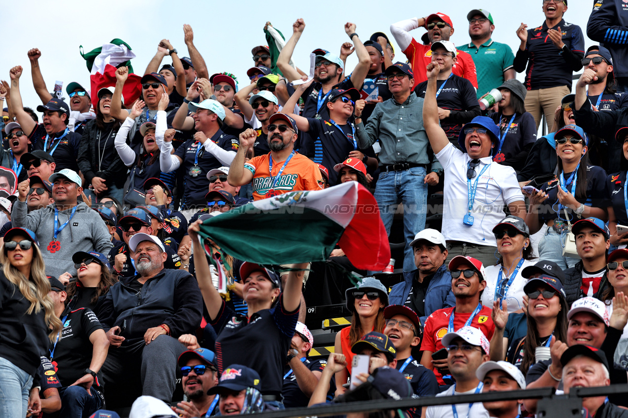 GP MESSICO, Circuit Atmosfera - fans in the grandstand.

27.10.2024. Formula 1 World Championship, Rd 20, Mexican Grand Prix, Mexico City, Mexico, Gara Day.

 - www.xpbimages.com, EMail: requests@xpbimages.com © Copyright: Coates / XPB Images