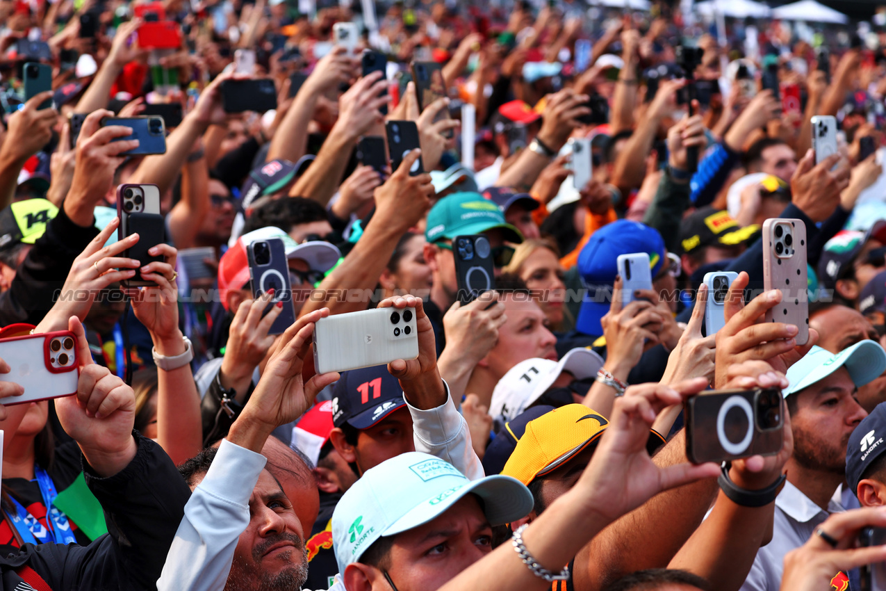 GP MESSICO, Circuit Atmosfera - fans at the podium.

27.10.2024. Formula 1 World Championship, Rd 20, Mexican Grand Prix, Mexico City, Mexico, Gara Day.

 - www.xpbimages.com, EMail: requests@xpbimages.com © Copyright: Coates / XPB Images