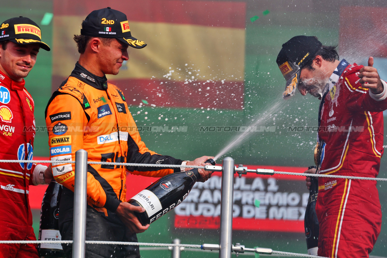 GP MESSICO, Lando Norris (GBR) McLaren (Left) celebrates his second position with vincitore Carlos Sainz Jr (ESP) Ferrari on the podium.

27.10.2024. Formula 1 World Championship, Rd 20, Mexican Grand Prix, Mexico City, Mexico, Gara Day.

 - www.xpbimages.com, EMail: requests@xpbimages.com © Copyright: Coates / XPB Images