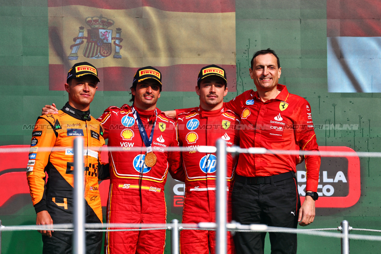 GP MESSICO, The podium (L to R): Lando Norris (GBR) McLaren, second; Carlos Sainz Jr (ESP) Ferrari, vincitore; Charles Leclerc (MON) Ferrari, third; Riccardo Adami (ITA) Ferrari Gara Engineer.

27.10.2024. Formula 1 World Championship, Rd 20, Mexican Grand Prix, Mexico City, Mexico, Gara Day.

 - www.xpbimages.com, EMail: requests@xpbimages.com © Copyright: Coates / XPB Images