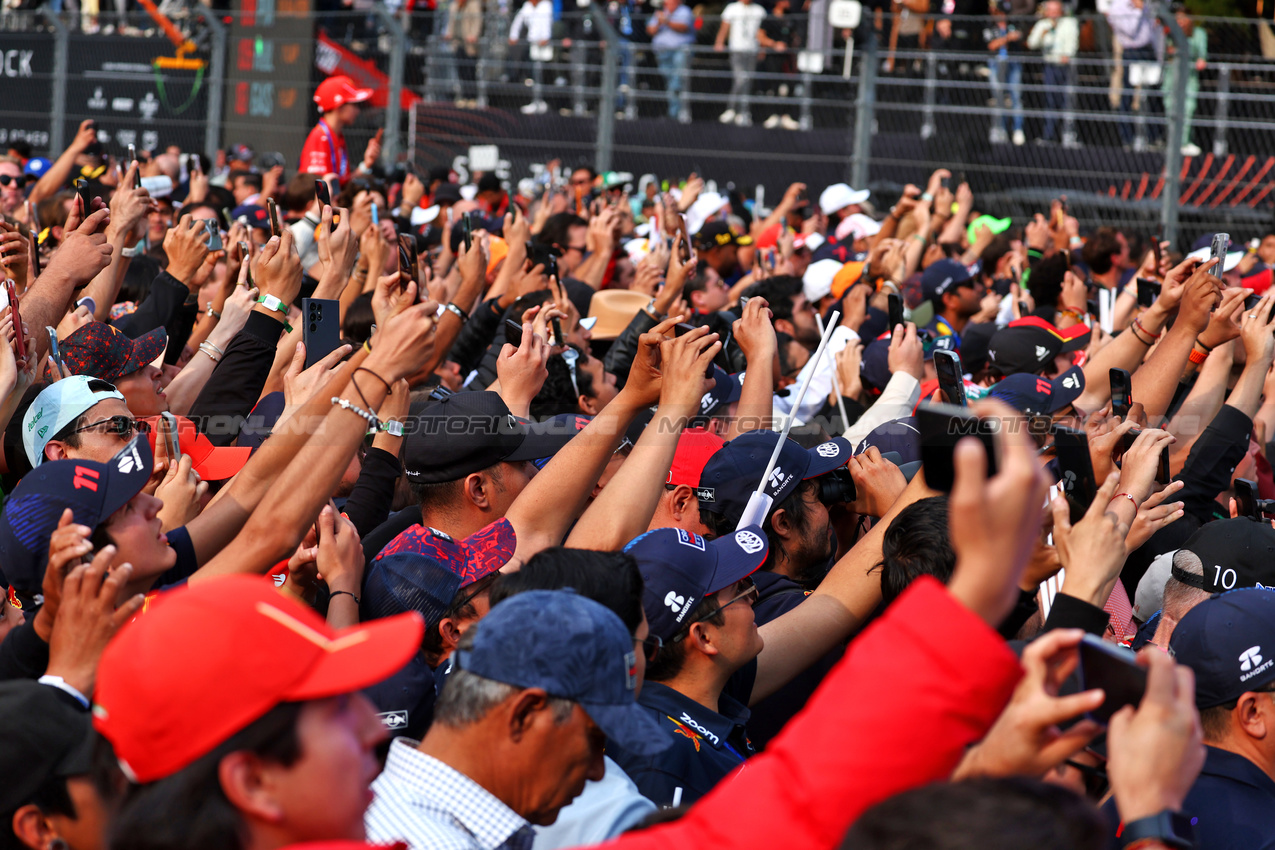 GP MESSICO, Circuit Atmosfera - fans at the podium.

27.10.2024. Formula 1 World Championship, Rd 20, Mexican Grand Prix, Mexico City, Mexico, Gara Day.

 - www.xpbimages.com, EMail: requests@xpbimages.com © Copyright: Coates / XPB Images