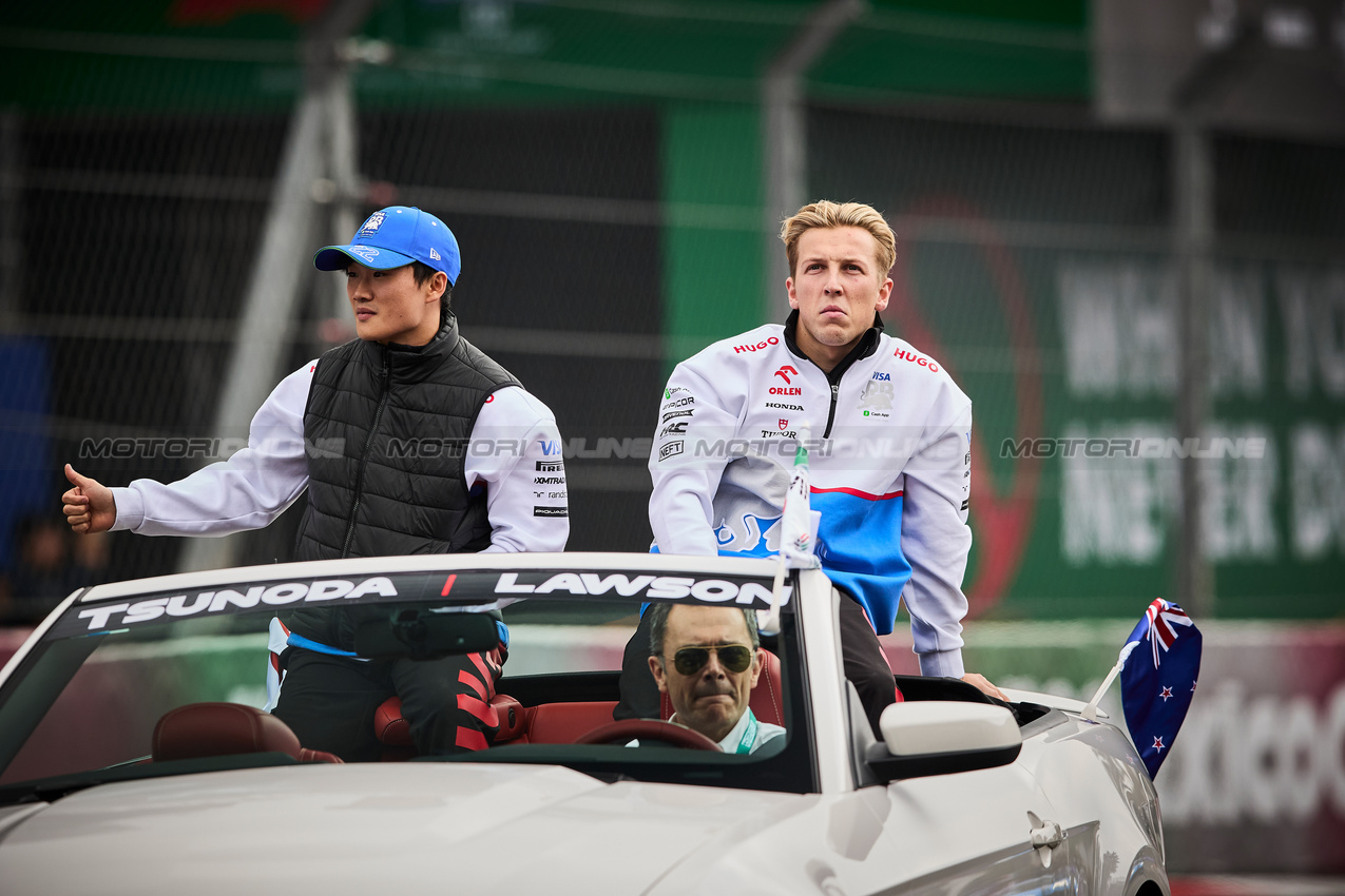 GP MESSICO, (L to R): Yuki Tsunoda (JPN) RB e Liam Lawson (NZL) RB on the drivers' parade.

27.10.2024. Formula 1 World Championship, Rd 20, Mexican Grand Prix, Mexico City, Mexico, Gara Day.

- www.xpbimages.com, EMail: requests@xpbimages.com © Copyright: XPB Images