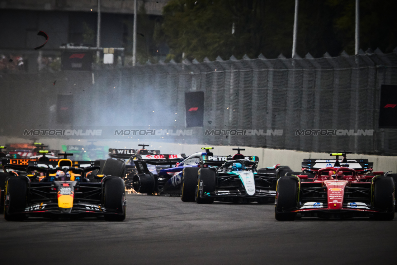 GP MESSICO, Max Verstappen (NLD) Red Bull Racing RB20 e Carlos Sainz Jr (ESP) Ferrari SF-24 lead at the partenza of the race as Yuki Tsunoda (JPN) RB VCARB 01 crashes.

27.10.2024. Formula 1 World Championship, Rd 20, Mexican Grand Prix, Mexico City, Mexico, Gara Day.

- www.xpbimages.com, EMail: requests@xpbimages.com © Copyright: XPB Images