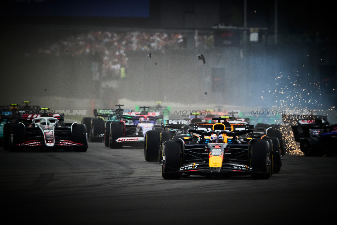 GP MESSICO, Max Verstappen (NLD) Red Bull Racing RB20 davanti a at the partenza of the race as Yuki Tsunoda (JPN) RB VCARB 01 crashes.

27.10.2024. Formula 1 World Championship, Rd 20, Mexican Grand Prix, Mexico City, Mexico, Gara Day.

- www.xpbimages.com, EMail: requests@xpbimages.com © Copyright: XPB Images