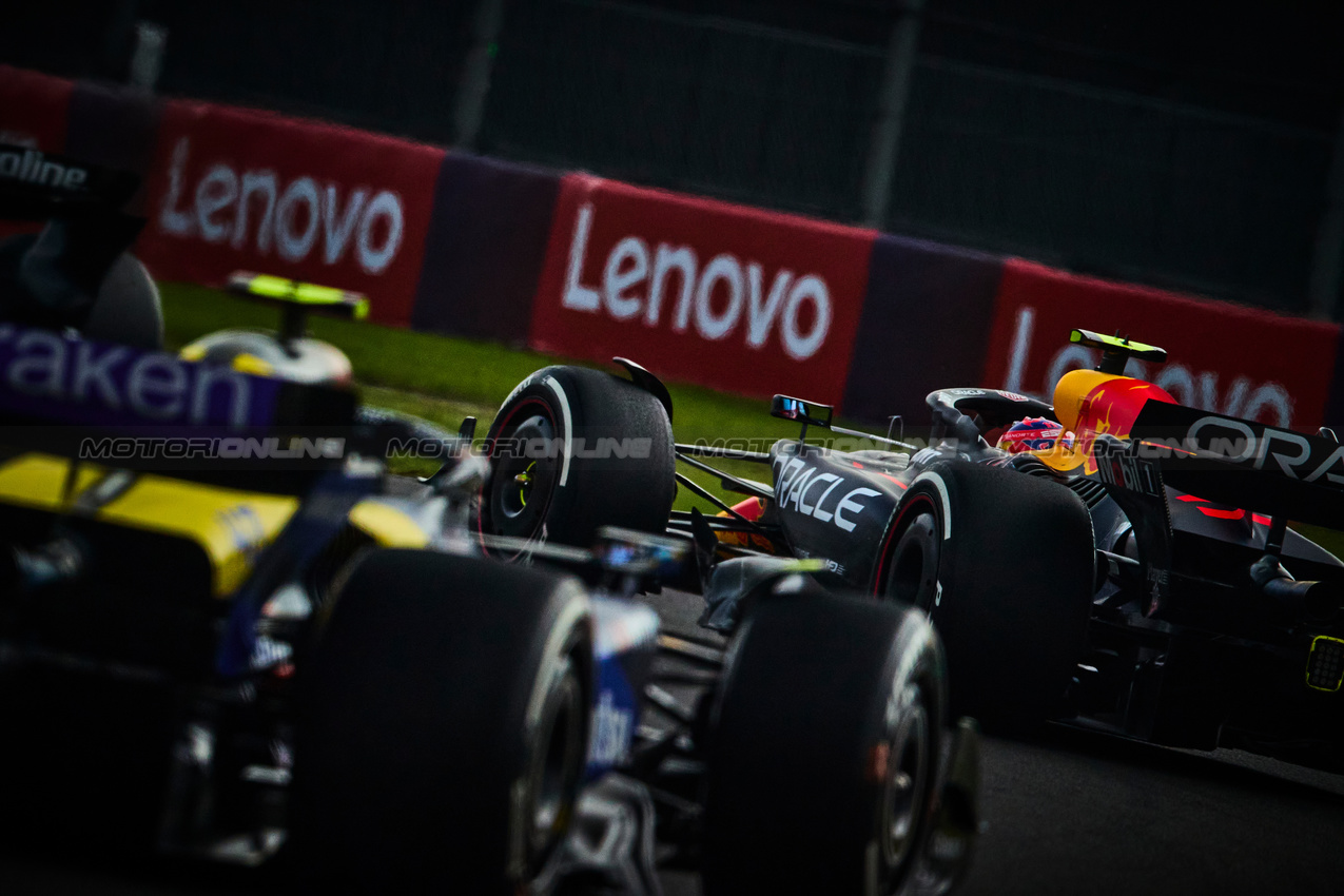 GP MESSICO, Sergio Perez (MEX) Red Bull Racing RB20.

27.10.2024. Formula 1 World Championship, Rd 20, Mexican Grand Prix, Mexico City, Mexico, Gara Day.

- www.xpbimages.com, EMail: requests@xpbimages.com © Copyright: XPB Images