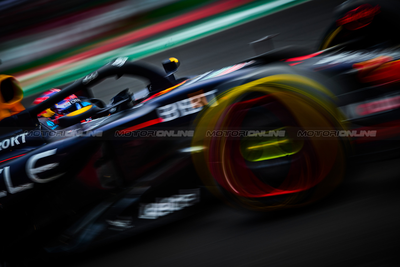 GP MESSICO, Sergio Perez (MEX) Red Bull Racing RB20.

27.10.2024. Formula 1 World Championship, Rd 20, Mexican Grand Prix, Mexico City, Mexico, Gara Day.

- www.xpbimages.com, EMail: requests@xpbimages.com © Copyright: XPB Images