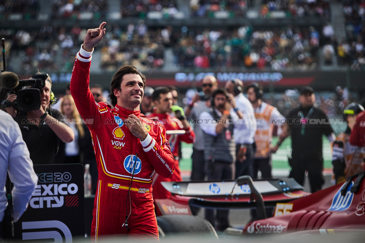 GP MESSICO, Gara winner Carlos Sainz Jr (ESP) Ferrari celebrates in parc ferme.

27.10.2024. Formula 1 World Championship, Rd 20, Mexican Grand Prix, Mexico City, Mexico, Gara Day.

- www.xpbimages.com, EMail: requests@xpbimages.com © Copyright: XPB Images