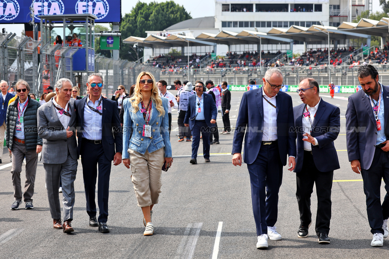 GP MESSICO, (L to R): Alejandro Soberon (MEX) Mexican GP Promoter; Carlos Slim Domit (MEX) Chairman of America Movil e sua moglie María Elena Torruco (MEX) on the grid.

27.10.2024. Formula 1 World Championship, Rd 20, Mexican Grand Prix, Mexico City, Mexico, Gara Day.

- www.xpbimages.com, EMail: requests@xpbimages.com © Copyright: Batchelor / XPB Images