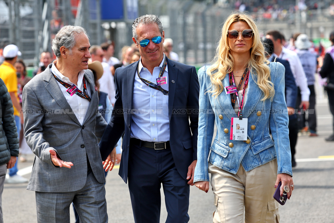 GP MESSICO, (L to R): Alejandro Soberon (MEX) Mexican GP Promoter; Carlos Slim Domit (MEX) Chairman of America Movil e sua moglie María Elena Torruco (MEX) on the grid.

27.10.2024. Formula 1 World Championship, Rd 20, Mexican Grand Prix, Mexico City, Mexico, Gara Day.

- www.xpbimages.com, EMail: requests@xpbimages.com © Copyright: Batchelor / XPB Images