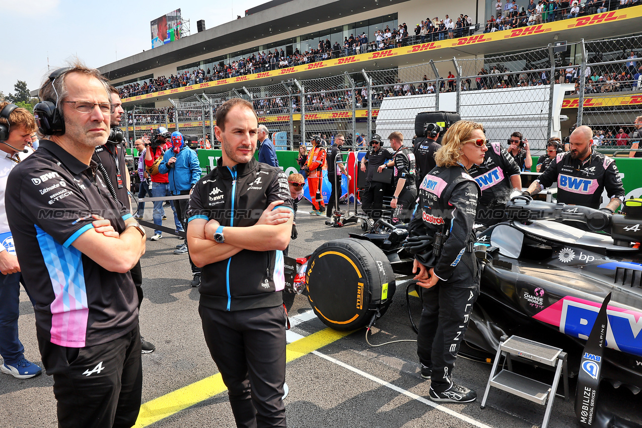 GP MESSICO, (L to R): Ciaron Pilbeam (GBR) Alpine F1 Team Head of Trackside Engineering e Oliver Oakes (GBR) Alpine F1 Team Team Principal on the grid.

27.10.2024. Formula 1 World Championship, Rd 20, Mexican Grand Prix, Mexico City, Mexico, Gara Day.

- www.xpbimages.com, EMail: requests@xpbimages.com © Copyright: Batchelor / XPB Images