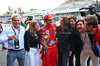 GP MESSICO, Carlos Sainz Jr (ESP) Ferrari celebrates with his father Carlos Sainz (ESP); his mother Reyes Vázquez de Castro (ESP); girlfriend Rebecca Donaldson (GBR); e friends.

27.10.2024. Formula 1 World Championship, Rd 20, Mexican Grand Prix, Mexico City, Mexico, Gara Day.

 - www.xpbimages.com, EMail: requests@xpbimages.com © Copyright: Coates / XPB Images