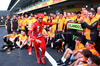 GP MESSICO, Carlos Sainz Jr (ESP) Ferrari photobombs the McLaren team photograph for second placed Lando Norris (GBR) McLaren.

27.10.2024. Formula 1 World Championship, Rd 20, Mexican Grand Prix, Mexico City, Mexico, Gara Day.

 - www.xpbimages.com, EMail: requests@xpbimages.com © Copyright: Coates / XPB Images