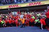 GP MESSICO, Zak Brown (USA) McLaren Executive Director photobombs the Ferrari team celebration photo for Carlos Sainz Jr (ESP) Ferrari e Charles Leclerc (MON) Ferrari.

27.10.2024. Formula 1 World Championship, Rd 20, Mexican Grand Prix, Mexico City, Mexico, Gara Day.

 - www.xpbimages.com, EMail: requests@xpbimages.com © Copyright: Coates / XPB Images