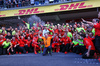 GP MESSICO, Zak Brown (USA) McLaren Executive Director photobombs the Ferrari team celebration photo for Carlos Sainz Jr (ESP) Ferrari e Charles Leclerc (MON) Ferrari.

27.10.2024. Formula 1 World Championship, Rd 20, Mexican Grand Prix, Mexico City, Mexico, Gara Day.

 - www.xpbimages.com, EMail: requests@xpbimages.com © Copyright: Coates / XPB Images