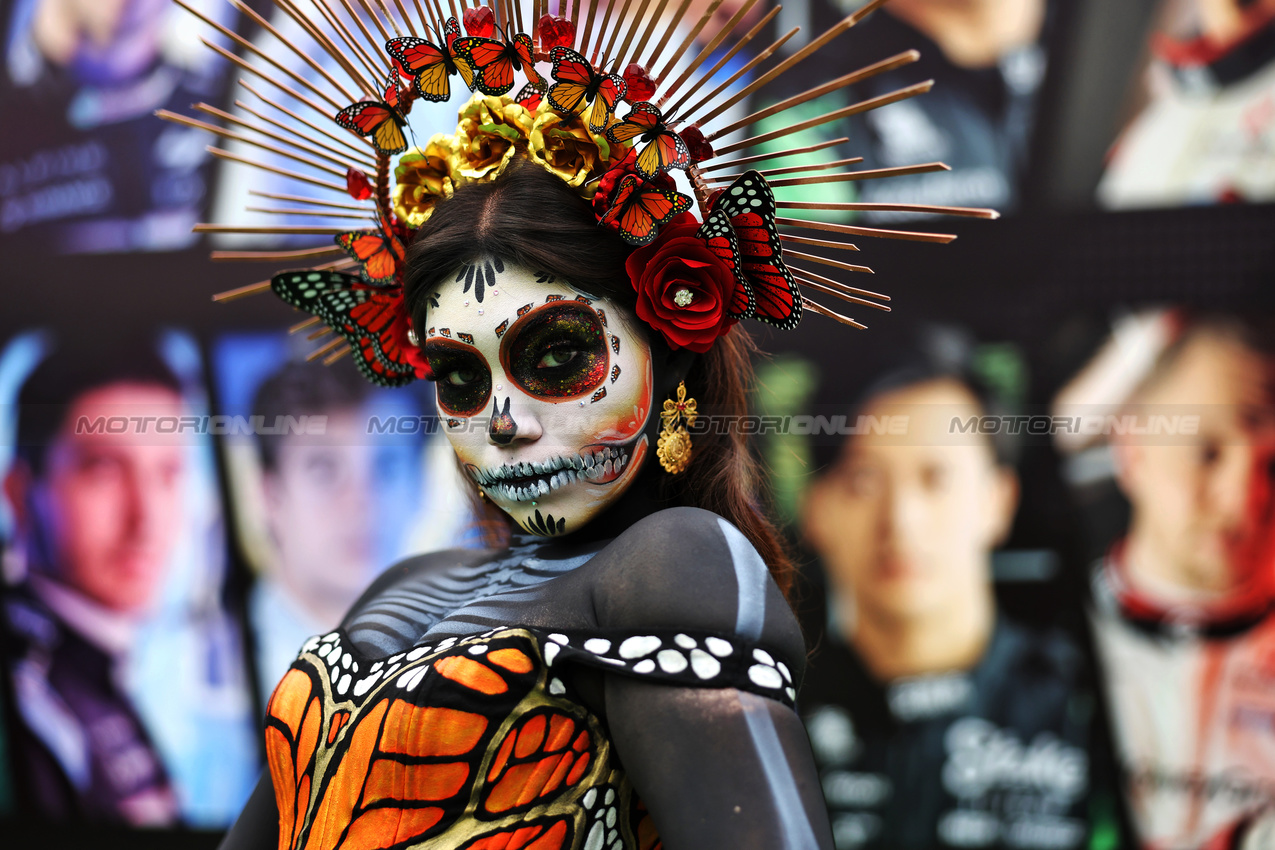 GP MESSICO, Paddock Atmosfera - Day of the Dead costume wearer.

24.10.2024. Formula 1 World Championship, Rd 20, Mexican Grand Prix, Mexico City, Mexico, Preparation Day.

- www.xpbimages.com, EMail: requests@xpbimages.com © Copyright: Bearne / XPB Images