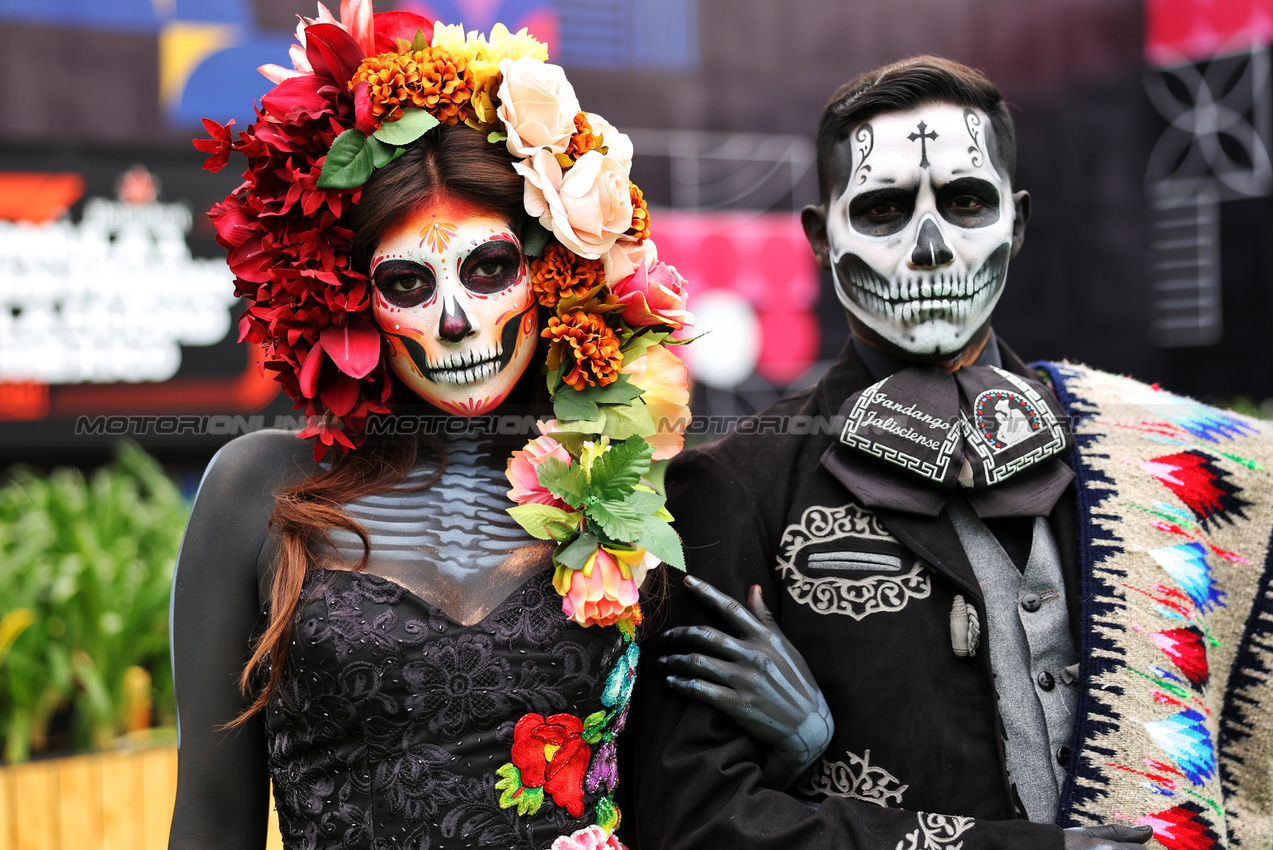 GP MESSICO, Paddock Atmosfera - Day of the Dead costume wearers.

24.10.2024. Formula 1 World Championship, Rd 20, Mexican Grand Prix, Mexico City, Mexico, Preparation Day.

- www.xpbimages.com, EMail: requests@xpbimages.com © Copyright: Bearne / XPB Images