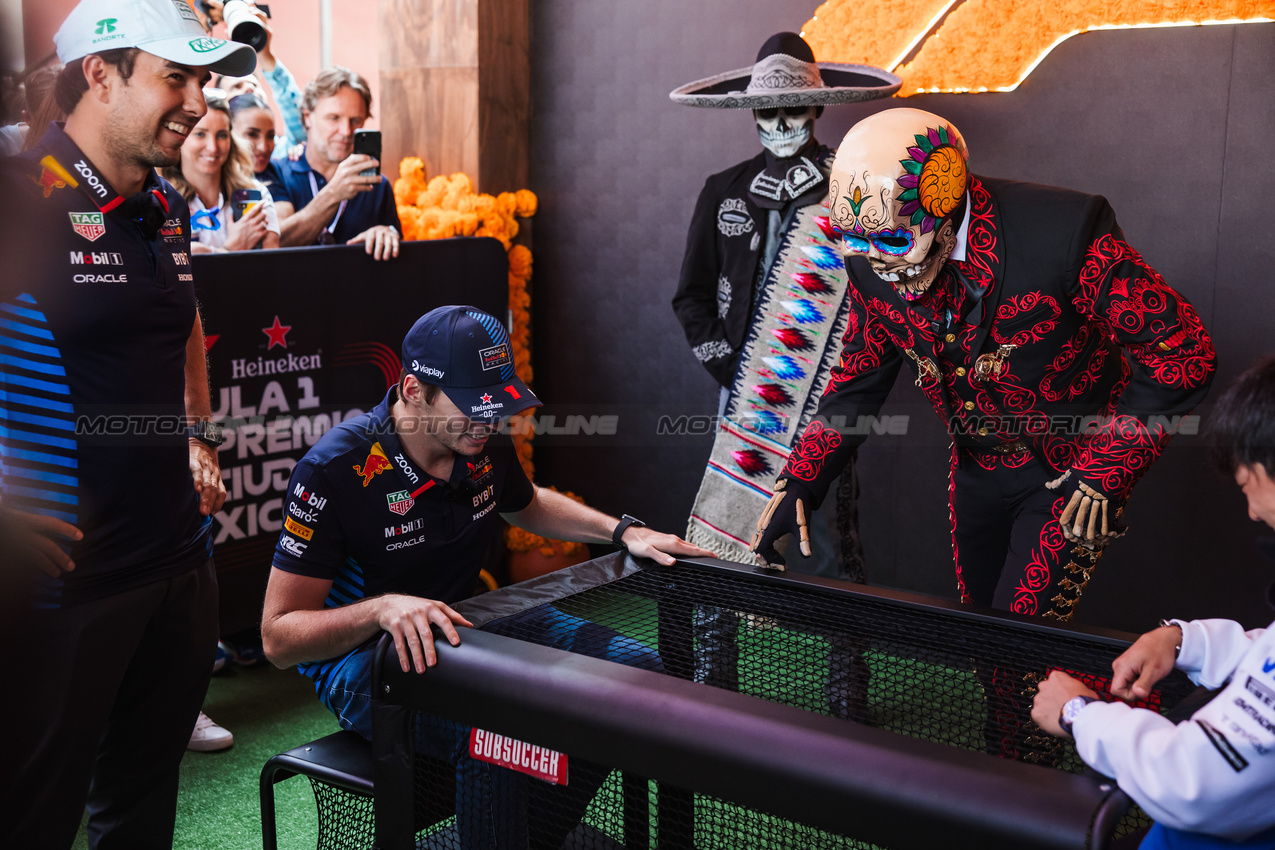 GP MESSICO, (L to R): Sergio Perez (MEX) Red Bull Racing; Max Verstappen (NLD) Red Bull Racing; e Yuki Tsunoda (JPN) RB.

24.10.2024. Formula 1 World Championship, Rd 20, Mexican Grand Prix, Mexico City, Mexico, Preparation Day.

- www.xpbimages.com, EMail: requests@xpbimages.com © Copyright: Bearne / XPB Images