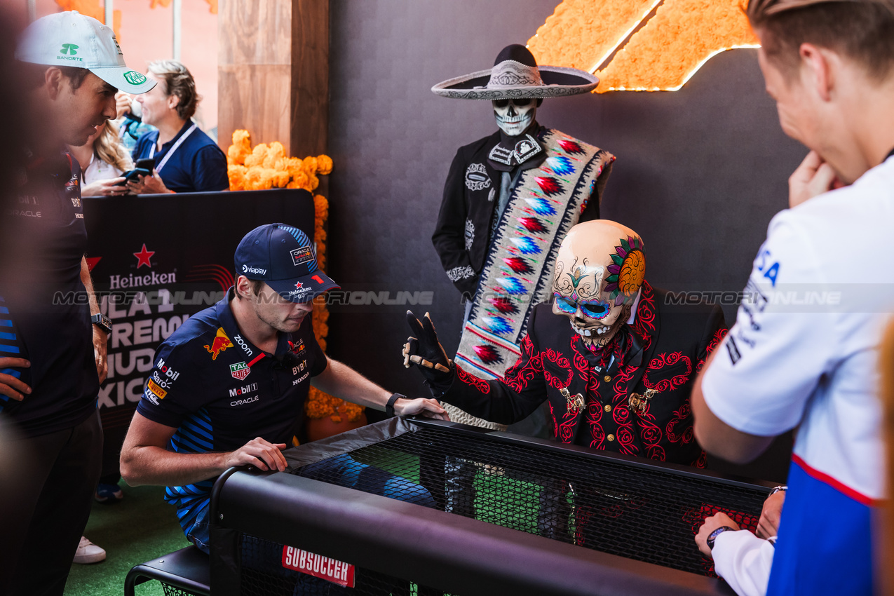 GP MESSICO, (L to R): Sergio Perez (MEX) Red Bull Racing; Max Verstappen (NLD) Red Bull Racing; Yuki Tsunoda (JPN) RB; e Liam Lawson (NZL) RB.

24.10.2024. Formula 1 World Championship, Rd 20, Mexican Grand Prix, Mexico City, Mexico, Preparation Day.

- www.xpbimages.com, EMail: requests@xpbimages.com © Copyright: Bearne / XPB Images