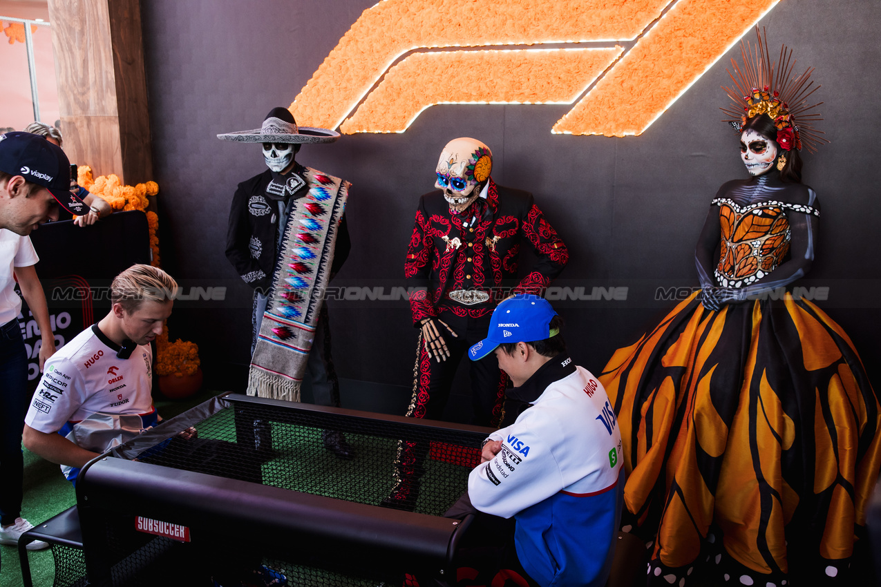 GP MESSICO, (L to R): Liam Lawson (NZL) RB e Yuki Tsunoda (JPN) RB.

24.10.2024. Formula 1 World Championship, Rd 20, Mexican Grand Prix, Mexico City, Mexico, Preparation Day.

- www.xpbimages.com, EMail: requests@xpbimages.com © Copyright: Bearne / XPB Images